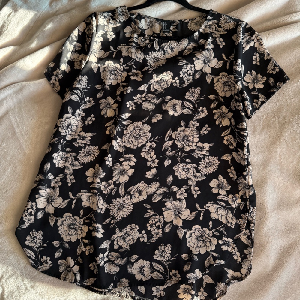 Forever 21 Floral Black and White Women's Top
